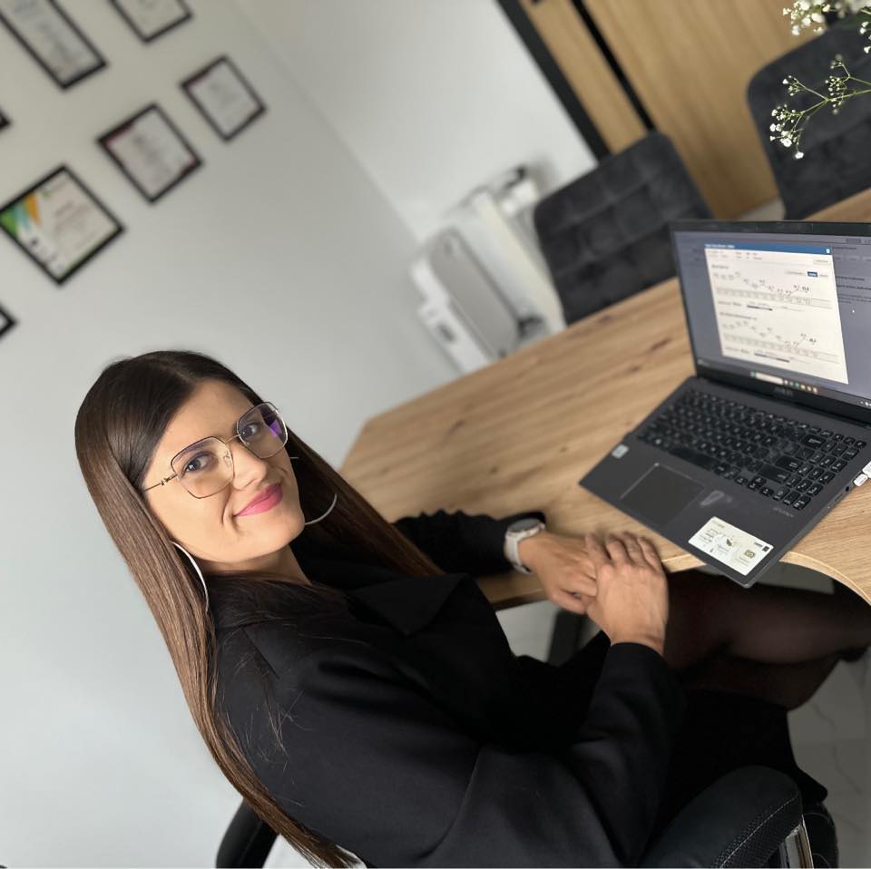 Zdjęcie podczas pracy w gabinecie z laptopem